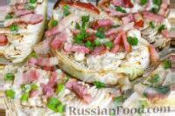 Запеченная капуста с сырным соусом и беконом